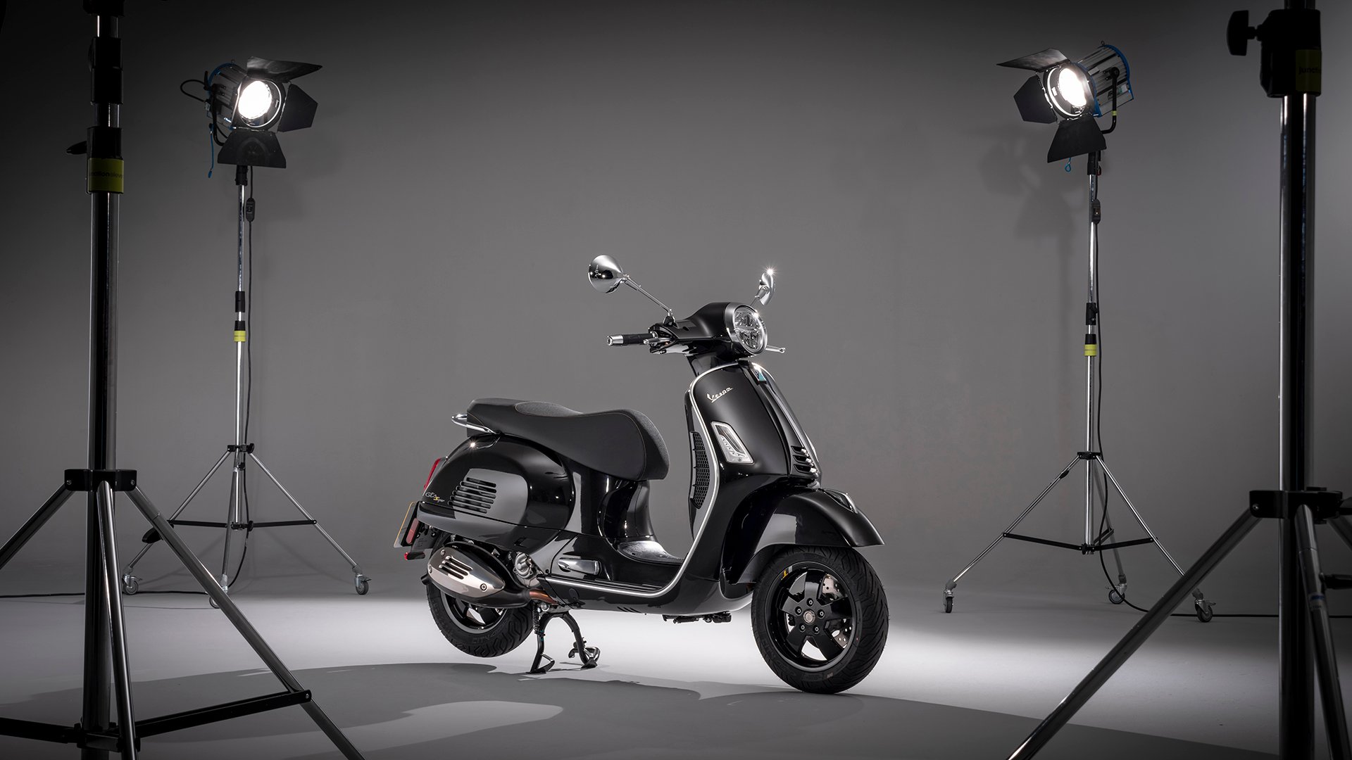 Vespa GTS300 HPE (2019 ) review AutoTrader